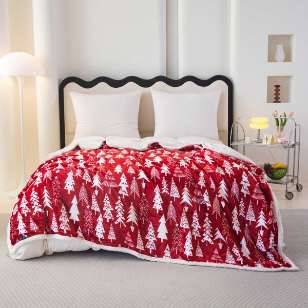 Božična deka z ovčko iz mikropliša CHRISTMAS TREES rdeča Dimenzije: 160 x 200 cm