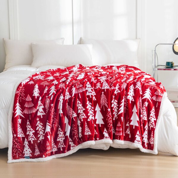 Božična deka z ovčko iz mikropliša CHRISTMAS TREES rdeča Dimenzije: 160 x 200 cm