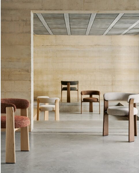 Rjav/bež jedilni stol z nasloni za roke iz masivnega jesena Granite – Kave Home