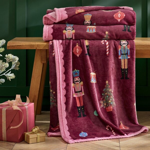 Bordo rdeča/rožnata odeja z božičnim motivom 170x130 cm Christmas Nutcracker – Catherine Lansfield