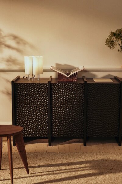 Ferm Living mizica iz orehovega lesa 45 x 42 x 42 cm