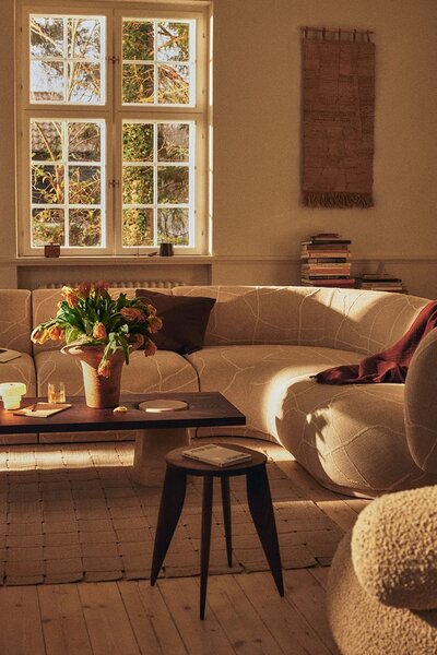 Ferm Living mizica iz orehovega lesa 45 x 42 x 42 cm