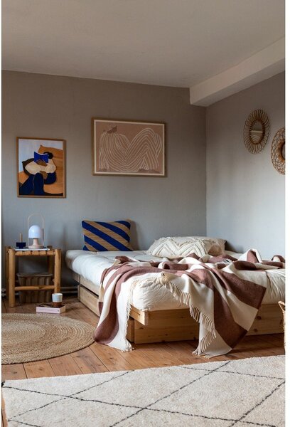 Zakonska postelja iz masivnega bora s prostorom za shranjevanje z letvenim dnom v naravni barvi 160x200 cm Kanso – Karup Design