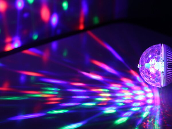 LED RGB vrtljiva disko žarnica E27 3W
