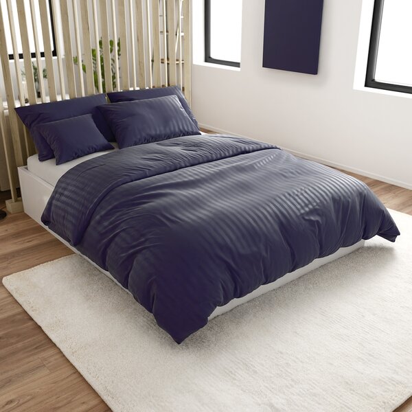 Hotelska posteljnina iz mikrovlaken JASMINE PURE temno modra - črta 1 cm Dimenzije posteljnine: 70 x 90 cm | 140 x 200 cm