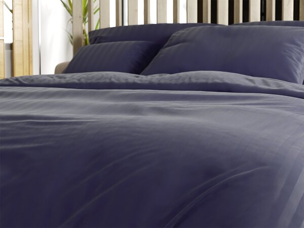 Hotelska posteljnina iz mikrovlaken JASMINE PURE temno modra - črta 1 cm Dimenzije posteljnine: 70 x 90 cm | 140 x 200 cm