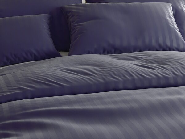 Hotelska posteljnina iz mikrovlaken JASMINE PURE temno modra - črta 1 cm Dimenzije posteljnine: 70 x 90 cm | 140 x 200 cm