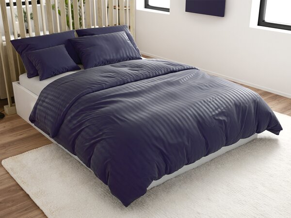 Hotelska posteljnina iz mikrovlaken JASMINE PURE temno modra - črta 1 cm Dimenzije posteljnine: 70 x 90 cm | 140 x 200 cm