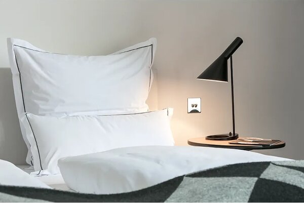 Louis Poulsen svetilka namizna iz nerjavečega jekla AJ Table Lamp