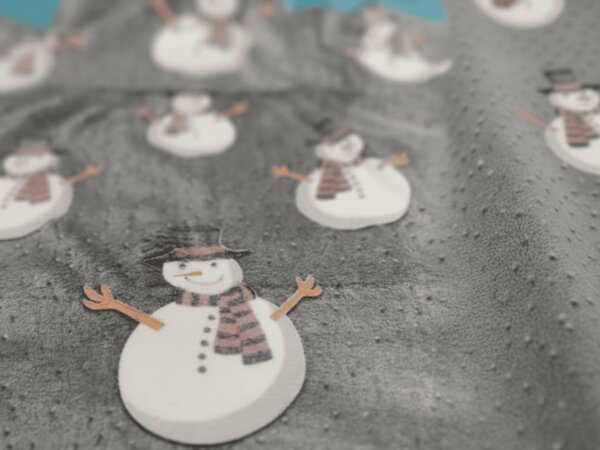 Svetleča božična mikropliš odeja SNOW BUDDY, siva Dimenzije: 150 x 200 cm