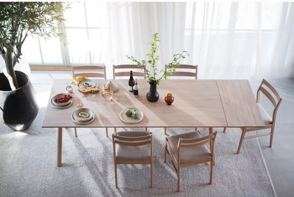 Raztegljiva jedilna miza iz masivnega hrasta 95x220 cm Clapperton – Rowico