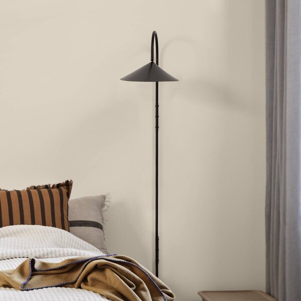 Ferm LIVING Arum Swivel Tall stenska svetilka, črna, vtič