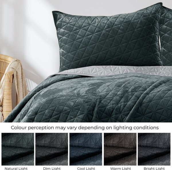 Sivo pregrinjalo za posteljo AmeliaHome Laila Silver, 220 x 240 cm