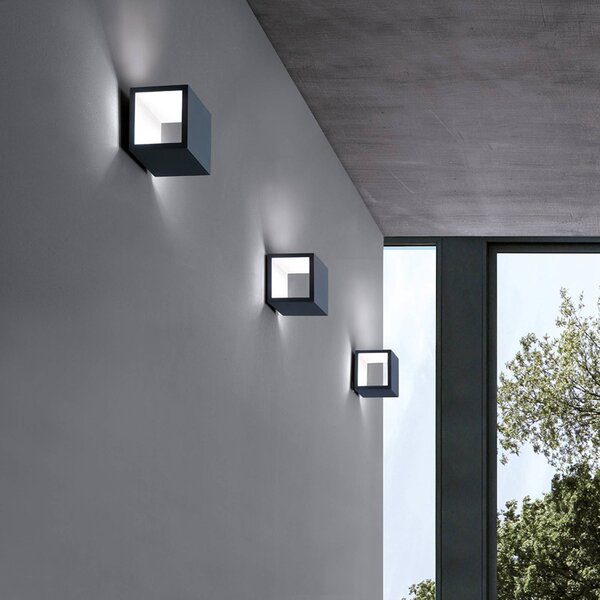 ICONE Cubò LED stenska svetilka, 10 W, titan/bela