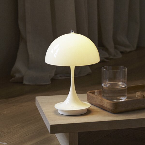 Louis Poulsen Panthella PORTABLE 160 V3, opalno bež, zatemnjen, Bež, Dnevna soba / jedilnica, Plastika, Dizajn