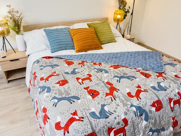 Pregrinjalo za posteljo FOXIVA sivo, 100% bombaž Dimenzije: 170 x 210 cm