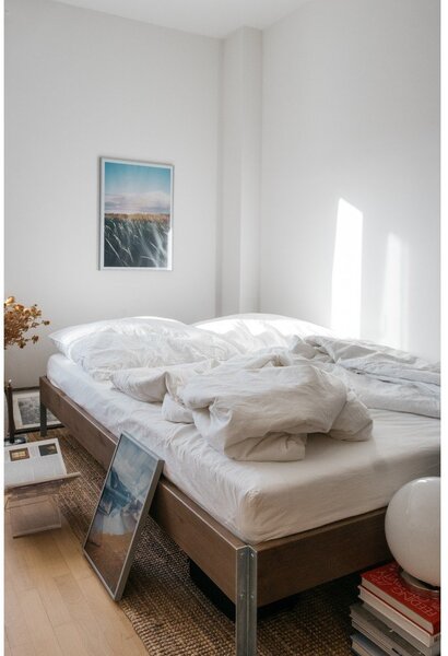 Rjava zakonska postelja iz masivnega bora z letvenim dnom 140x200 cm Core – Karup Design