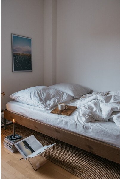 Rjava zakonska postelja iz masivnega bora z letvenim dnom 140x200 cm Core – Karup Design