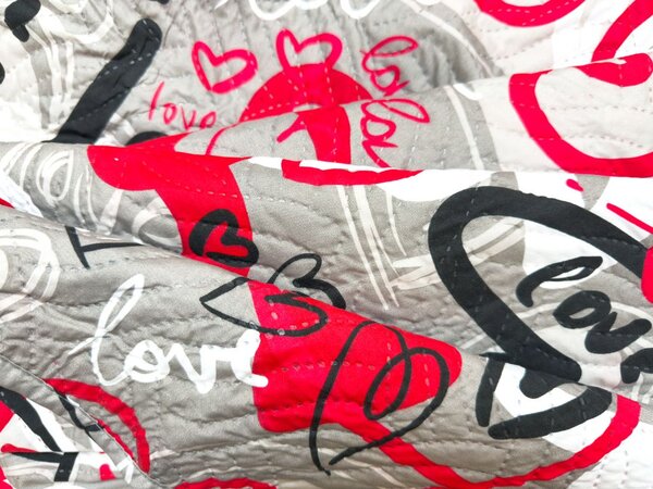 Pregrinjalo za posteljo STREET LOVE, sivo Dimenzije: 170 x 210 cm