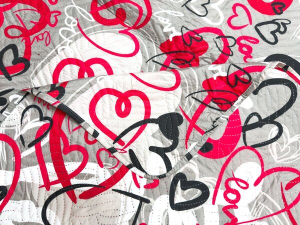 Pregrinjalo za posteljo STREET LOVE, sivo Dimenzije: 170 x 210 cm