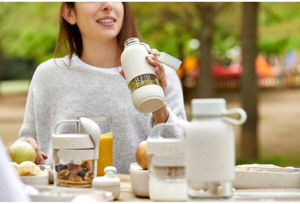 Kremno bela steklena steklenica za vodo za na pot 500 ml To Go Organic – Lékué