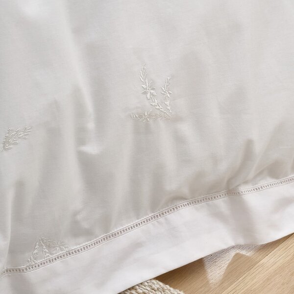 Bela bombažna posteljnina za zakonsko posteljo 200x200 cm Lottie Floral Embroidery – Bianca