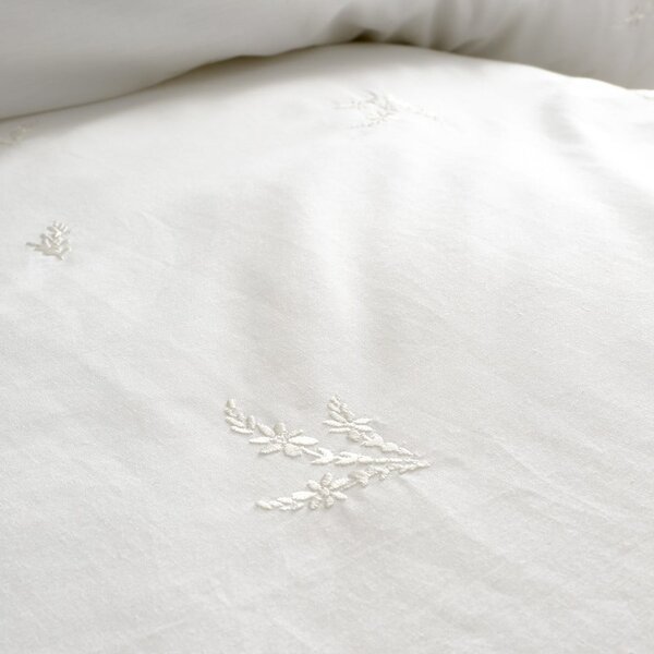 Bela bombažna posteljnina za zakonsko posteljo 200x200 cm Lottie Floral Embroidery – Bianca