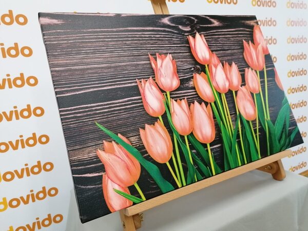 Slika očarljivi oranžni tulipani na leseni osnovi