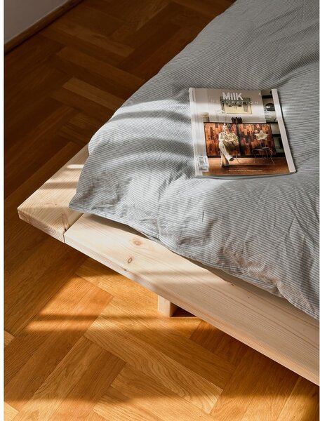 Zakonska postelja iz borovega lesa z letvenim dnom 160x200 cm Japan - Karup Design