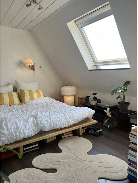 Postelja iz masivnega bora z letvenim dnom 90x200 cm v naravni barvi Japan – Karup Design