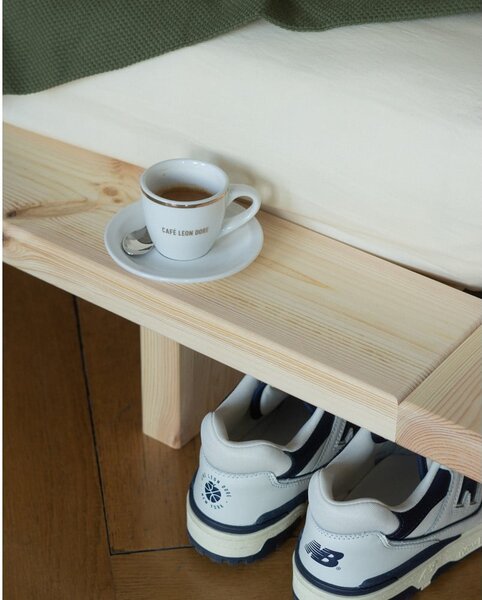 Postelja iz masivnega bora z letvenim dnom 90x200 cm v naravni barvi Japan – Karup Design
