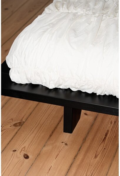 Črna zakonska postelja iz borovega lesa z rešetko 180x200 cm Japan - Karup Design