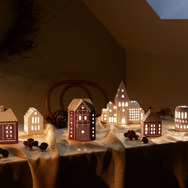 Keramičen svečnik za čajno svečko Gingerbread Lighthouse – Kähler Design
