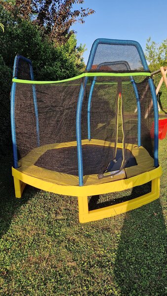 Trampolin Ø223 cm z varnostno mrežo, nosilnost do 150 kg, rumeno - rdeč