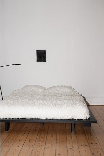 Črna zakonska postelja iz borovega lesa z rešetko 180x200 cm Japan - Karup Design