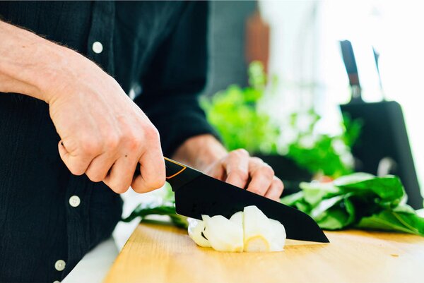 NOŽ SANTOKU FISKARS EDGE 30 cm nerjaveče jeklo