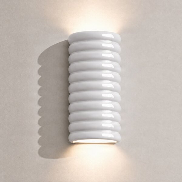 Lucande LED-stenna svetilka Riff, bela, keramika, višina 25 cm, zatemnjen, Bela, Hodnik, Dizajn