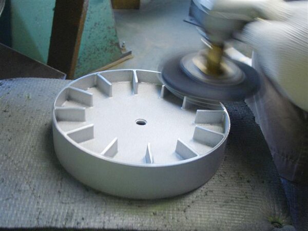 Stenska ura Edge Large 3 barve