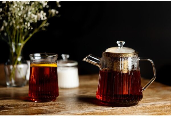 Steklen čajnik s cedilom v zlati barvi 900 ml Mia – Vialli Design