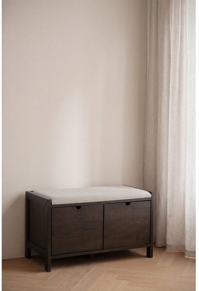 Omarica za čevlje iz masivnega hrasta s klopjo v temni naravni barvi 80x47x41 cm Hillmond – Rowico