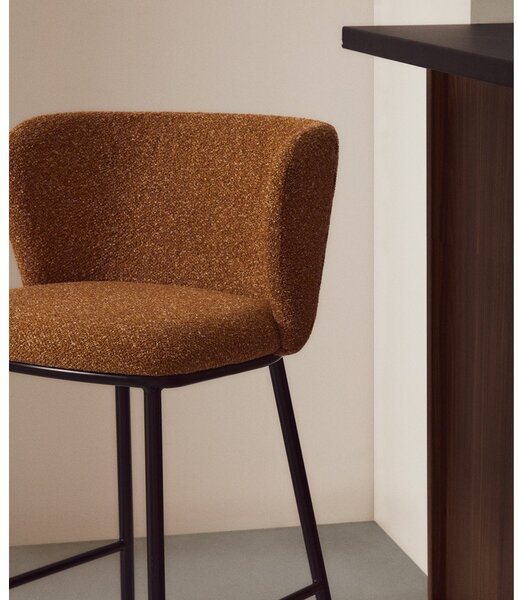 Oblazinjen barski stol v barvi terakote (višina sedeža 65 cm) Ciselia – Kave Home
