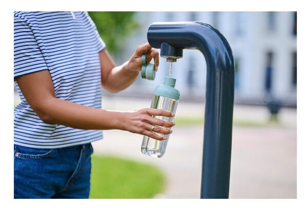Svetlo rdeča steklenica za vodo iz tritana 900 ml Vita – Mepal