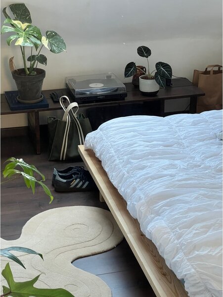Postelja iz masivnega bora z letvenim dnom 90x200 cm v naravni barvi Japan – Karup Design
