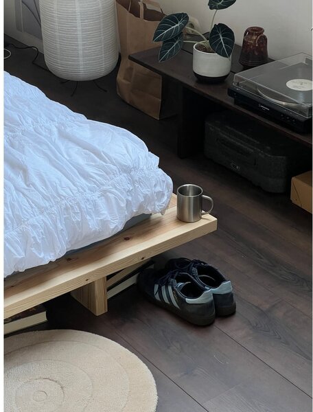Postelja iz masivnega bora z letvenim dnom 90x200 cm v naravni barvi Japan – Karup Design