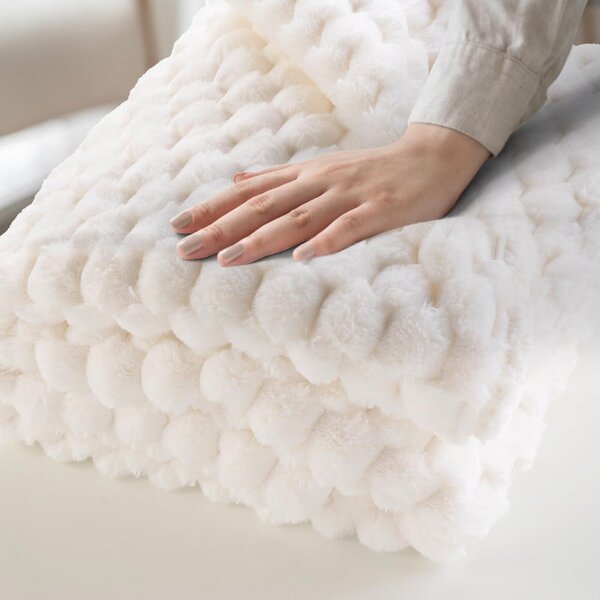 Kremno bela odeja iz mikropliša 180x220 cm Frosty – douceur d'intérieur
