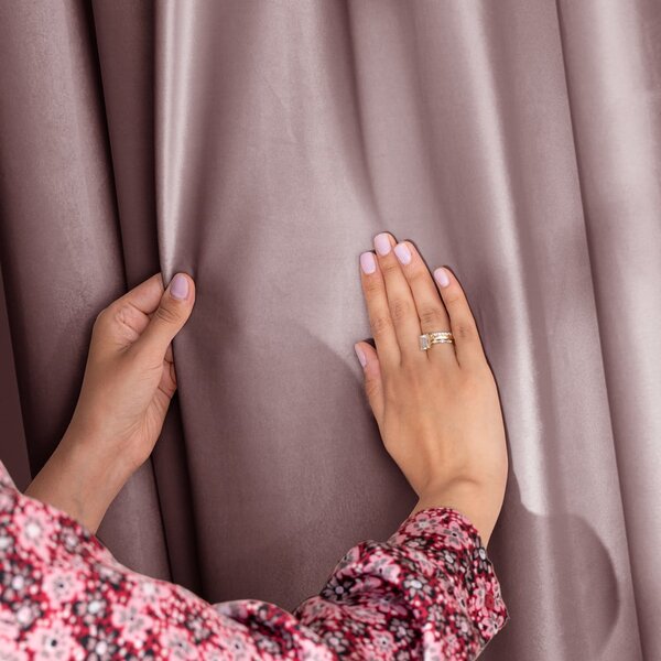 Svetlo rjava žametna zavesa za delno zatemnitev 140x245 cm Pleat – Restilo