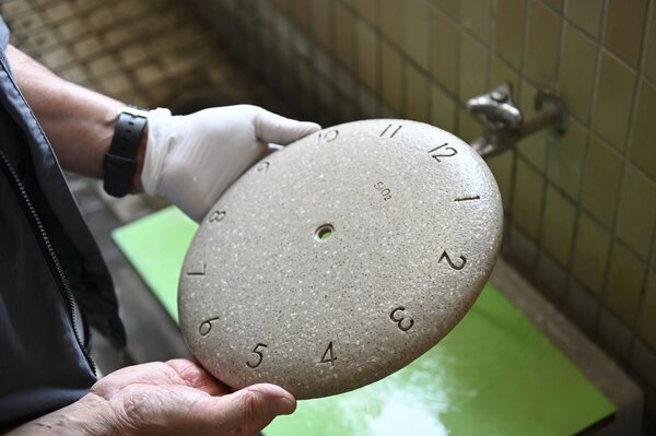 Stenska ura SiO2 Clock 4 barve