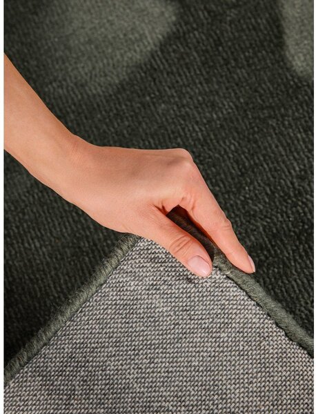 Temno zelena ročno tkana preproga iz mešanice volne 120x180 cm Kari – Villeroy&Boch