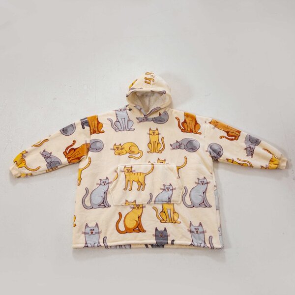 Topla odeja z imitacijo ovčje volne z rokavi in kapuco COLORED CATS krem barve