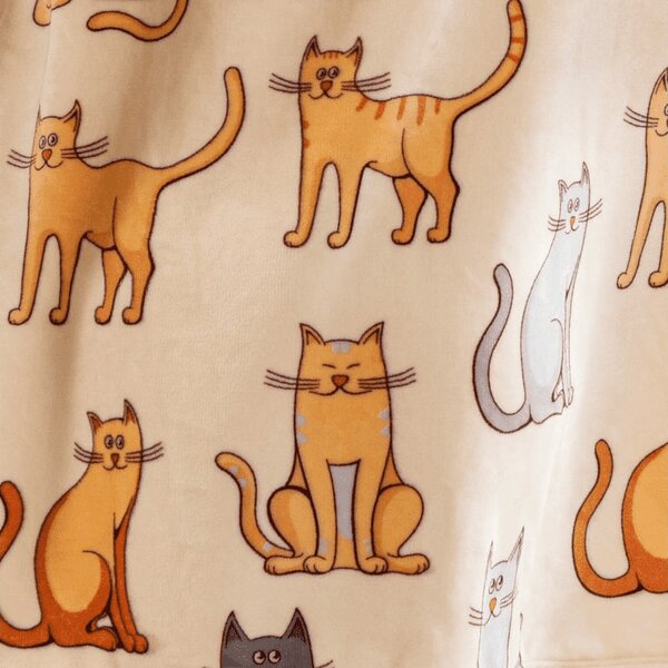 Topla odeja z imitacijo ovčje volne z rokavi in kapuco COLORED CATS krem barve